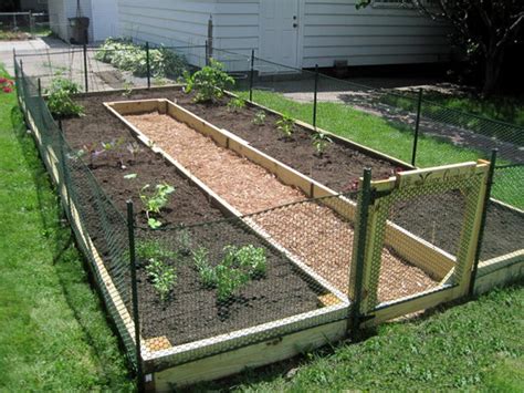 Amenajare spatiu verde cu gazon. Quiet Corner:How to Build a U-Shaped Raised Garden Bed ...