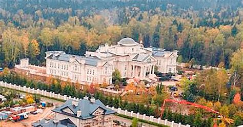 Inside Vladimir Putins £200m Palace Shrouded In Secrecy In