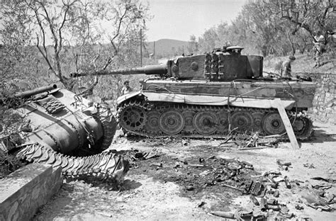 Подбитые немецкий танк Pzkpfw Vi Тигр и новозеландский M4 Шерман