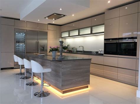 Don't feel stunted by your small kitchen, but see it as an opportunity to make it as unique as your own personality. 50 Stunning Modern Kitchen Design Ideas (With images ...