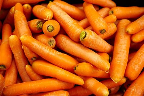 Place on a tray, drizzle with oil, sprinkle with salt and pepper, toss. Baked carrots: the recipe for a light and easy to prepare ...