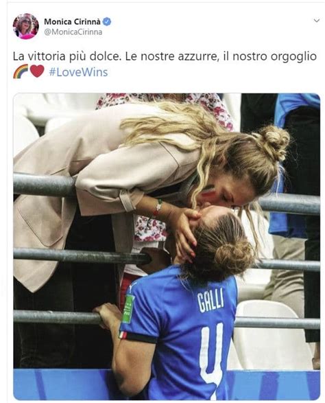Bacio Fidanzate Mondiali Due Calciatrici Avversarie Si Baciano La Foto Virale