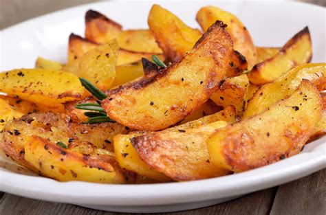 Ho coperto dal principio con carta alluminio,ho infornato gli gnocchi al forno preriscaldato statico a 160° per 30 minuti. Patate al forno: la ricetta dello chef per un risultato ...