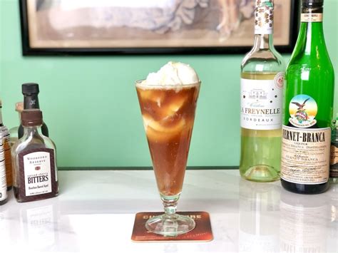 El terremoto es un trago típico de chile y un infaltable en las celebraciones de fiestas patrias. Terremoto - Trago Chileno de Fernet y Vino Pipeño