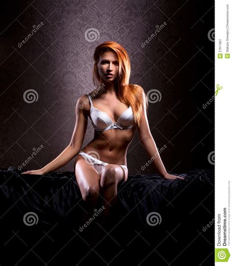 Une Jeune Femme Rousse Posant Dans La Lingerie Blanche Image Stock