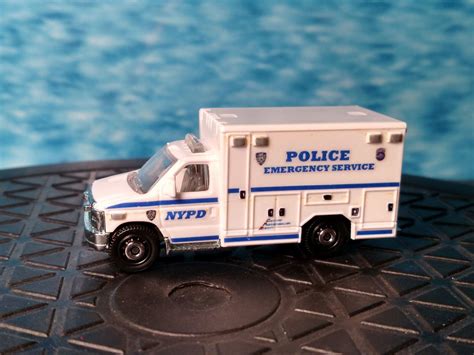Matchbox Police Ford E350 Nypd Emergency Service Unit Ambulance Emt