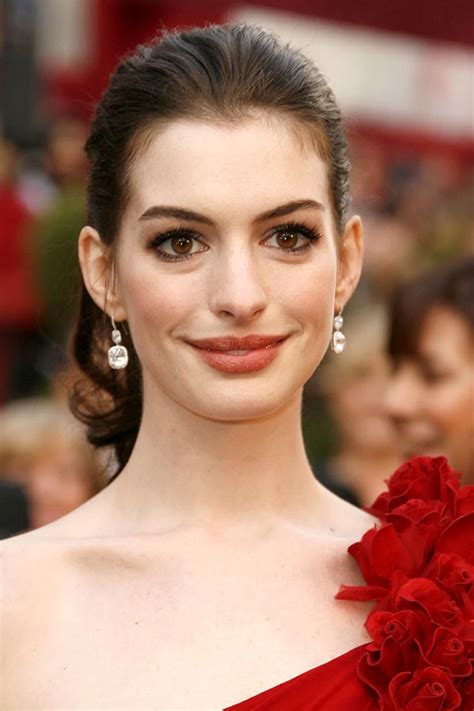 Anne Hathaway Trägt Die Perfekte Frisur Für Dünnes Haar Vogue Germany