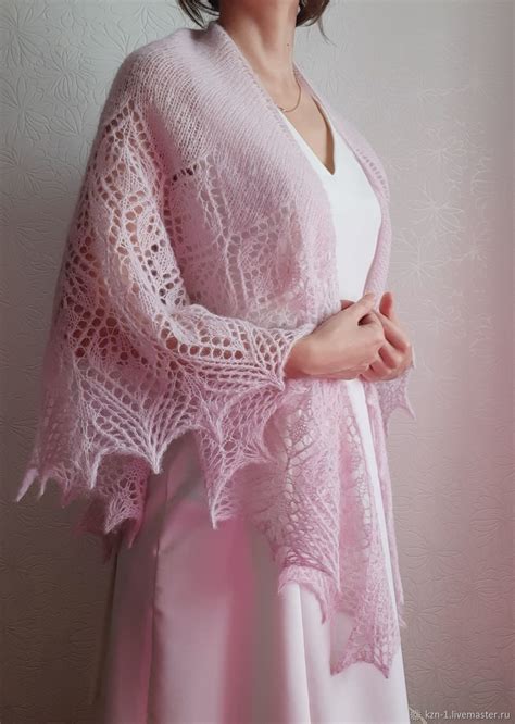 Шали Вязаная ажурная шаль из альпаки светло розовая купить онлайн