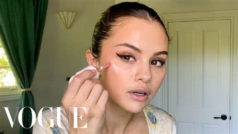 Selena Gomezs Guide To The Perfect Cat Eye Beauty Secrets Vogue 🥇