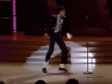His moonwalk dance move is just one of them, and the king of pop had help learning this signature showstopper. Michael Jackson moonwalk - image animée GIF