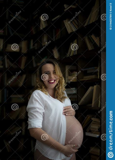feliz embarazada octavo noveno mes de embarazo abrazando su vientre con la mano imagen de