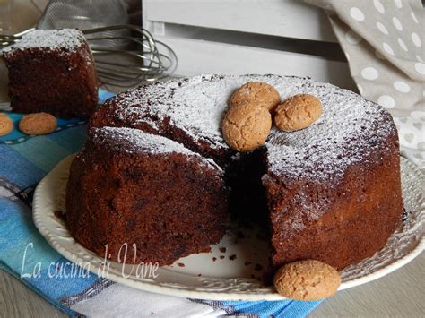 Rivisitazione della torta greca mantovana, torta a base di pasta sfoglia e mandorle, arricchita con amaretti e cioccolato. torta di amaretti e cioccolato