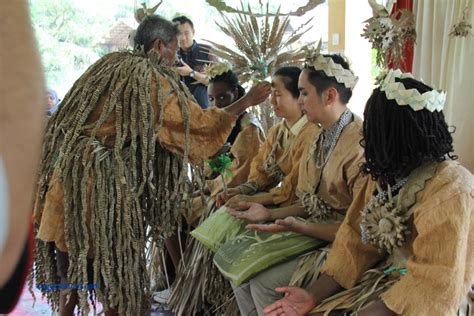 Semasa bayi dilahirkan, tali pusatnya akan dipotong dengan menggunakan serpih buluh yang tajam dan dimandikan dengan air suam. Mah Meri Cultural Village di Pulau Carey