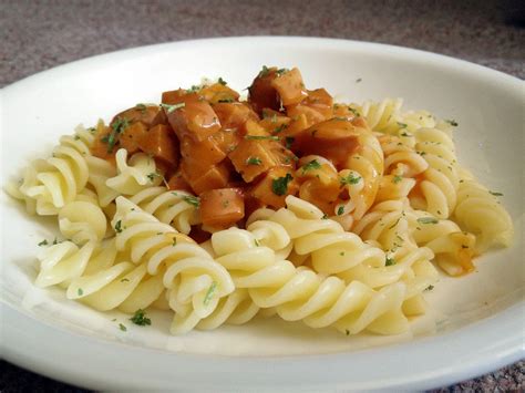 Nudeln mit Tomaten- Käse -Soße von bastelsuse