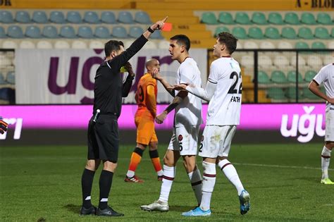 Dakikada ozan tufan'ın kafasıyla beraberlik golünü buldu golün iptalinin ardından var'dan gelen ofsayt çizgisi sosyal medyada gündem oldu. Galatasaray 7 resmi maç sonra kaybetti