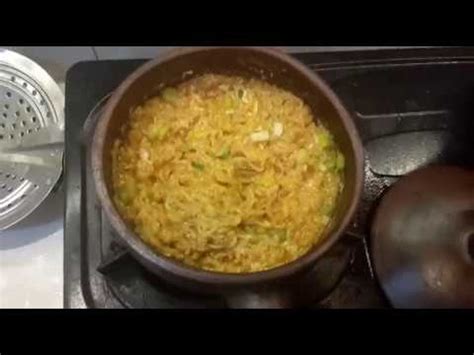 Masukan mie, aduk2, masukan telur, masak. Masak Mie Goreng Dengan Panci Gerabah | CookingTest - YouTube