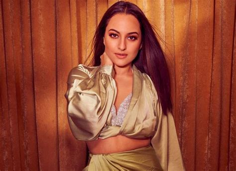 Sonakshi Sinhas Fans Ask For Feet And Bikini Pics Her Humorous Replies Will Crack You Up