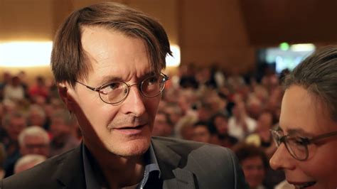 Karl lauterbach ist als experte zum thema gesundheit ein gern und häufig gesehener gast in 1996 heiratete er die ärztin angela spelsberg, die beiden lernten sich beim studium in harvard kennen. Tyska SPD: Ett parti i kris väljer ny ledning - igen ...
