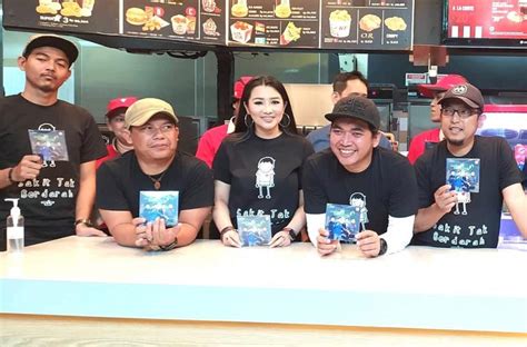 Sekedar buat hiburan sekaligus silaturahmi. Butuh Pengerjaan 4 Tahun, Wali Band Rilis Album Baru 20.20 ...