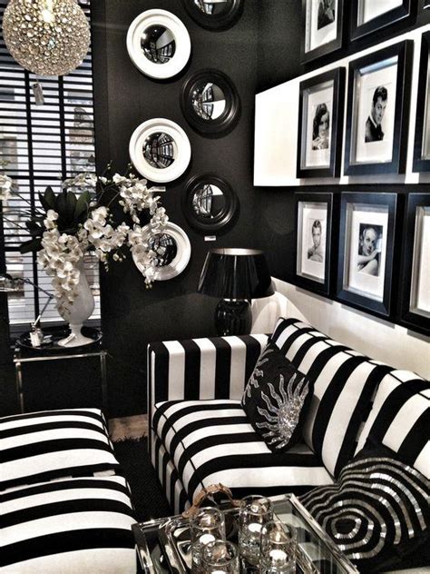 This sofa features a stainless steel frame enclosure and taut cushions that provide a clean look. Decoração Gótica Suave & Moderna: 60 Fotos