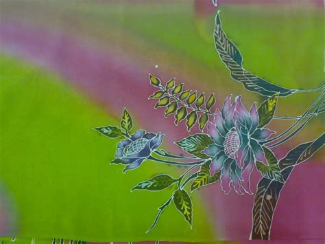 Lukisan batik satu ini menggunakan teknik batik tulis. Batik Kota Bharu: Kain batik lukisan tangan