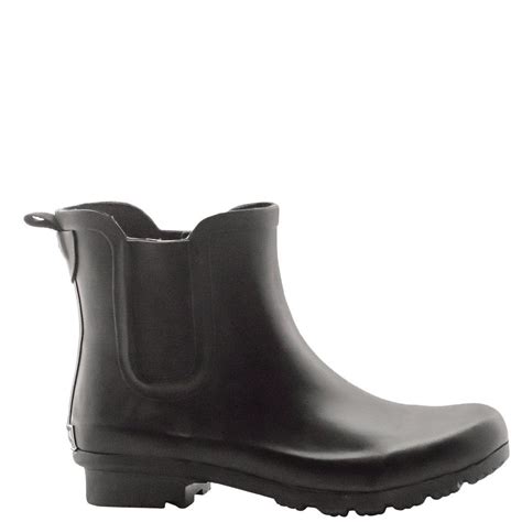 Our chelsea boot features an elastic tab for easier pull on, triangular elastic side panels for a.a timeless, well constructed chelsea boot is a staple for any fall wardrobe. Chelsea matte black women's rain boots | Womens rain boots ...