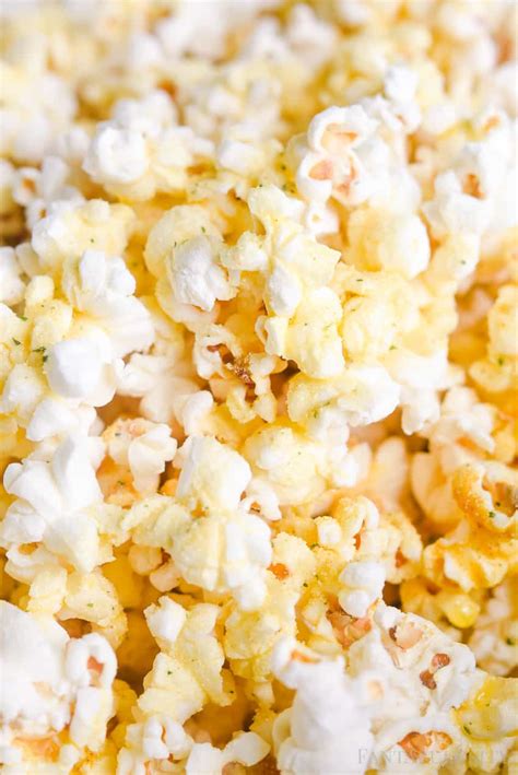 All it takes is popcorn kernels, brown paper bags and a few minutes to make this paper. How to Make Homemade Popcorn in the Microwave - Fantabulosity