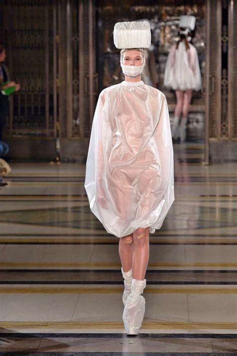La Sfilata Choc Di Pam Hogg Modelle Nude In Passerella Olycom Il Mattinoit