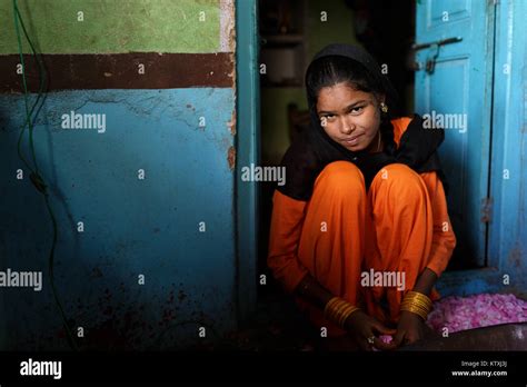 Schüchterne Junge Indische Mädchen In Orange Traditionelle Kleid Mit Haar Mit Schwarzen Schal