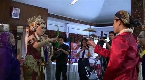 Kebaya pengantin adat jawa sudah menjadi pilihan masyarakat jawa dalam memilih pakaian pengantin. Di Kendal Pelajar Korea Pun Berpakaian Adat Jawa ...