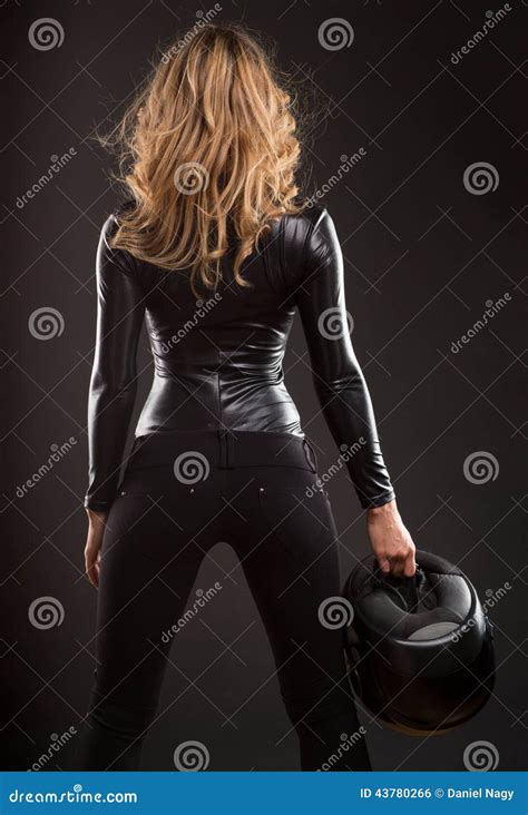 schöne und sexy blondine von der rückseite mit bewegungsfahrradsturzhelm stockfoto bild von