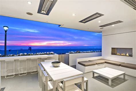 A Sleek And Modern Beach House On One Of Los Angeless Most Coveted