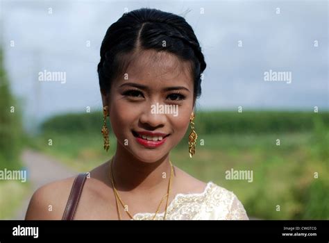 Thai Mädchen Gekleidet In Traditioneller Tracht Stockfotografie Alamy