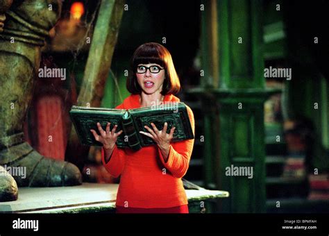 Linda Cardellini As Velma Film Title Scooby Doo 2 Stockfotos And Linda Cardellini As Velma Film