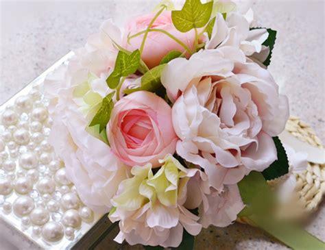 Whb1004 Elegant White And Light Pink Rose Hand Bouquet