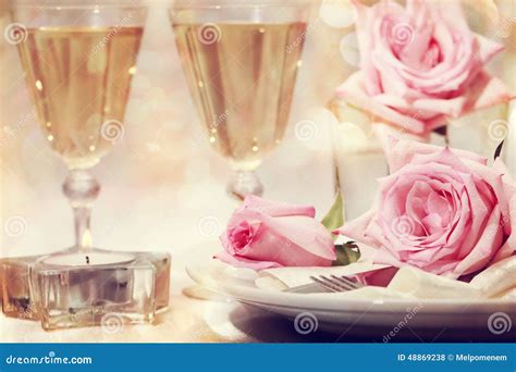 Tabla De Cena Con Las Rosas Rosadas Hermosas Foto De Archivo Imagen De Flor Buf