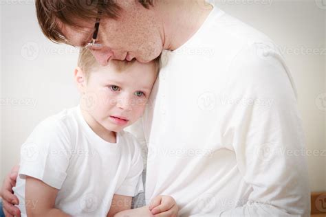 Padre Consolando A Su Hijo Llorando 1253434 Foto De Stock En Vecteezy