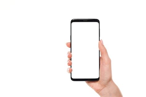 흰색 배경에 격리된 현대적인 프레임리스 디자인으로 검은색 스마트폰 빈 화면을 들고 있는 여성의 손 프리미엄 사진