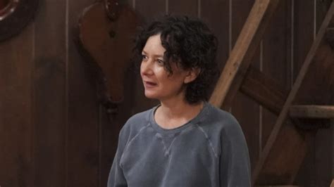 The Conners Sara Gilbert And Lecy Goranson Share Darlene And Becky