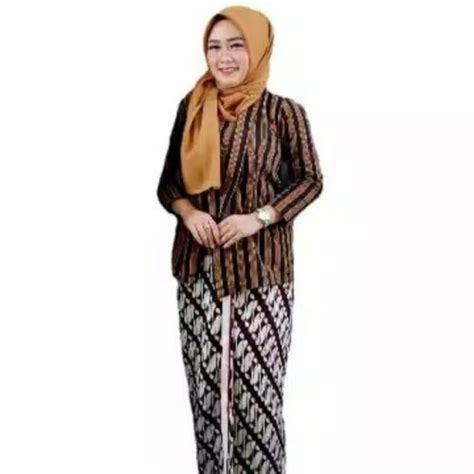Lengkapi koleksi anda dengan model baju dari kain songket berikut ini. Model Baju Dari Kain Jarik Gendong / Kain Jarik Kelebihan Kekurangan Karakteristik Jenis : Bakul ...