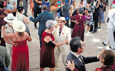 Para olvidarse de la pandemia abuelitos celebran con baile música y
