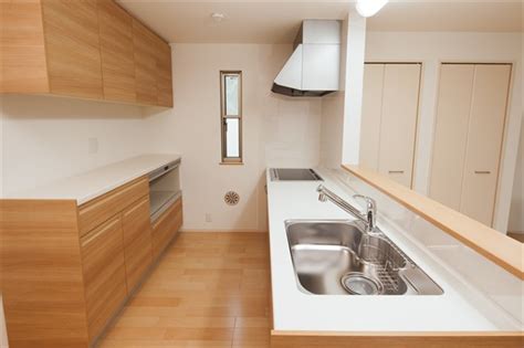 キッチンの背面収納で気をつけているのは・・・ ・ 使い辛い場所（高い所・棚の奥）は「無いもの」 とみなして 頼らない。使わない。 ・使用頻度が高くて小さい物は引き出しに収納。 使用頻度が高くて大きい物はオープン棚に収納。 キッチン カップボード 造作 - Amrowebdesigners.com