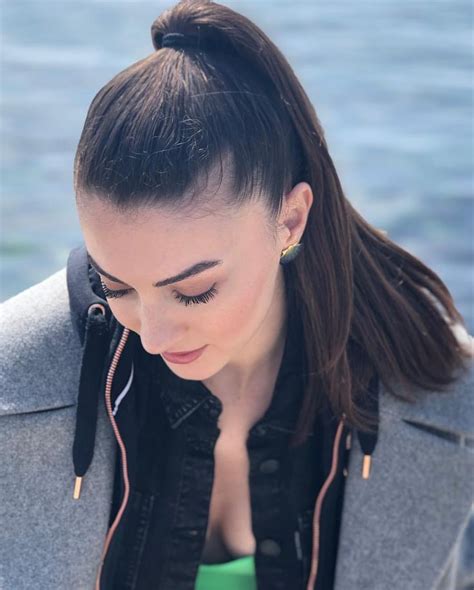 Burcu Özberk su Instagram Mahalle Half shaved hair Wedding