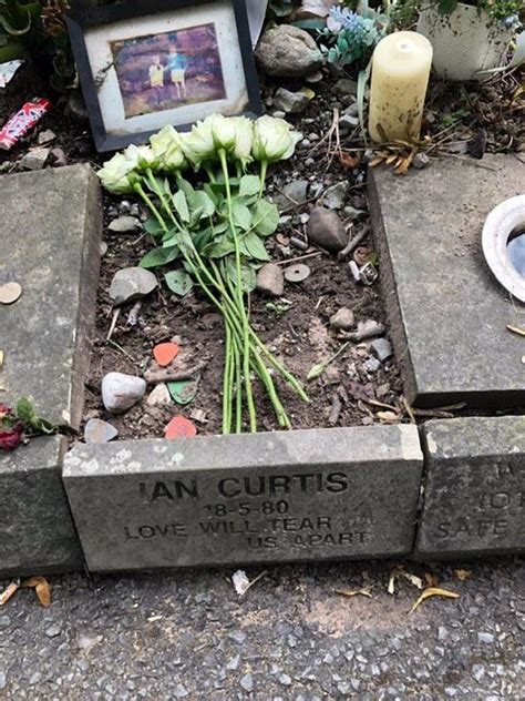 Ian was very ill with epilepsy when we were recording the closer album. Destrozan la tumba de Ian Curtis