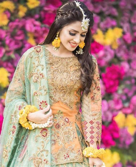 23 Simple And Cute Hairstyles For Mehndi Function This Season In 2022