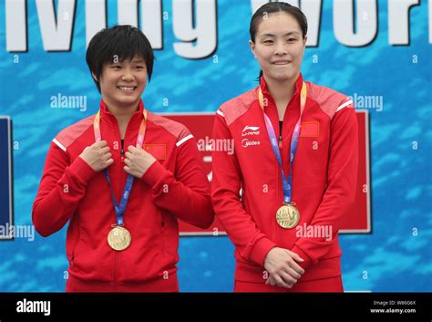 File Gold Medalists Wu Minxia Right And Shi Tingmao Of China Pose