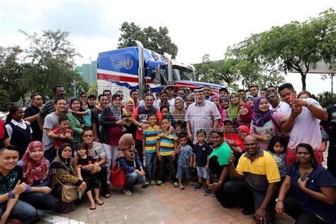 Check spelling or type a new query.  GAMBAR TRAK MACK SULTAN JOHOR TIBA DI ISTANA