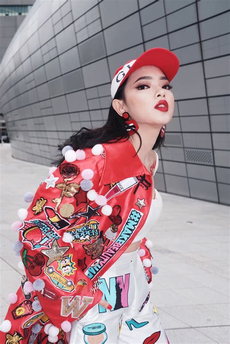 Ngay sau đó trên facebook của châu bùi cũng đã xuất hiện dòng trạng thái xin lỗi, giải thích về sự việc trên. Lần đầu Châu Bùi tẩy tóc màu râu ngô, cư dân mạng chưa gì ...