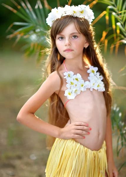 Retrato de niña en estilo tropical fotografía de stock zagorodnaya