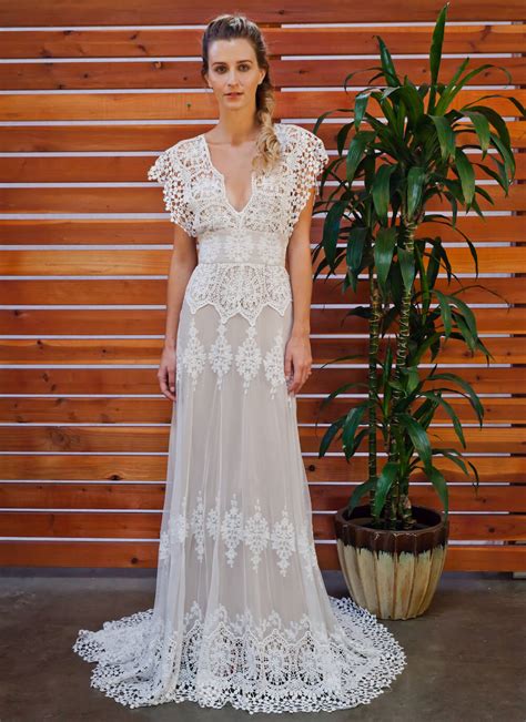 Á partir de 1100$, ces robes sont disponibles chez tous les revendeurs autorisés. Azalea Boho Cotton Lace Wedding Dress | Dreamers and Lovers